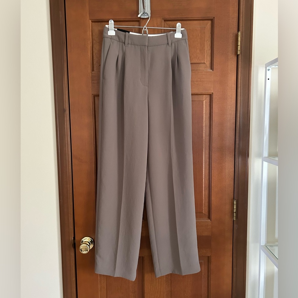 NWT Aritzia The Effortless Pant Size 6 in Taupe
